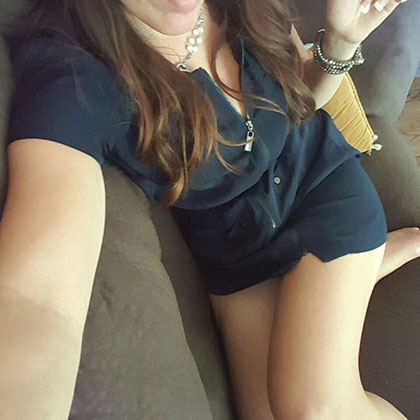 Patricia i en sexig kl�nning p� golvet