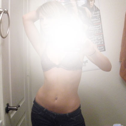 Boel tar ett foto p� sin kropp