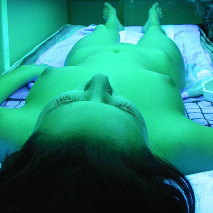 Henrietta visar uppsin underbara kropp i solariet