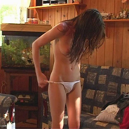 Unga Lovisa visar sin nakna underbara kropp