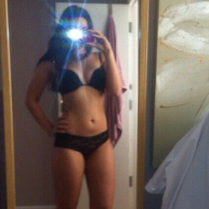 Sabine tar en selfie p� sin vakra kropp