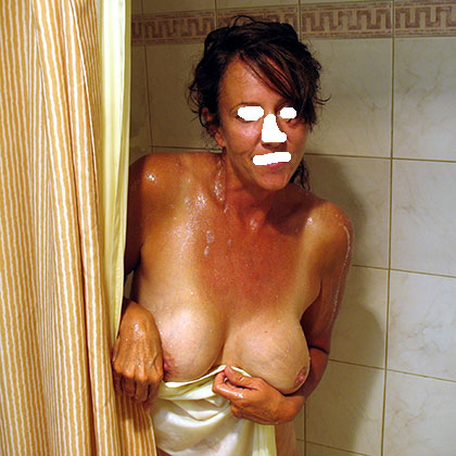 Boel i duschen visar sina fina h�ngbr�st