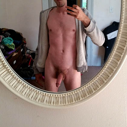 Marcus söker en lite äldre man att få runka och suga av