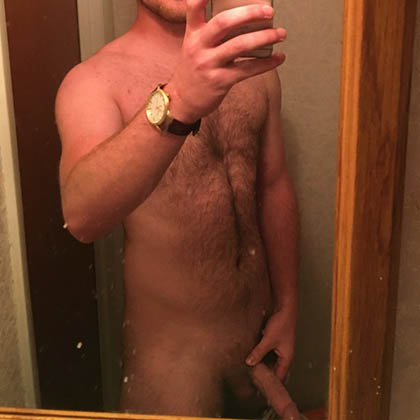 Kenny undrar om det finns någon tjej som vill rida hans riktigt stora, hårda stake