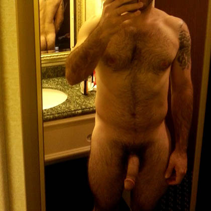 Milan är en snäll och utåtriktad man med glimten i ögat som en söker sexpartner