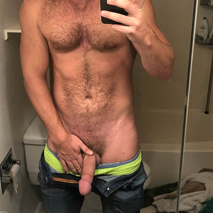 Björn gillar att serva andra män med mun och tunga