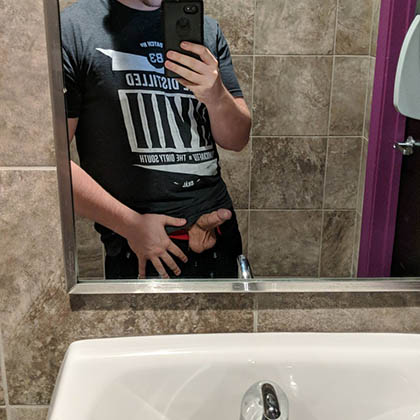 Hugo är en ung kille som söker en mogen kvinna!