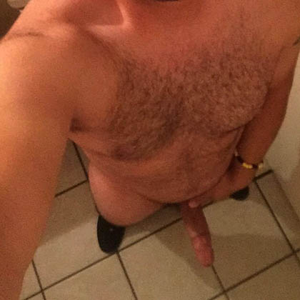 Jerry som är en kåt, fräsch man med rejäl kuk söker en kåt tjej för ett spännande sexmöte