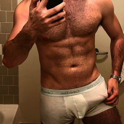 Gustav vill titta på porrfilm och runka tillsammans