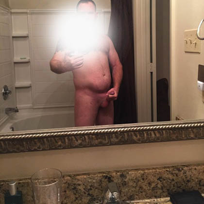 Alan söker en ung och oerfaren tjej som önskar lära sig mer och som är blyg